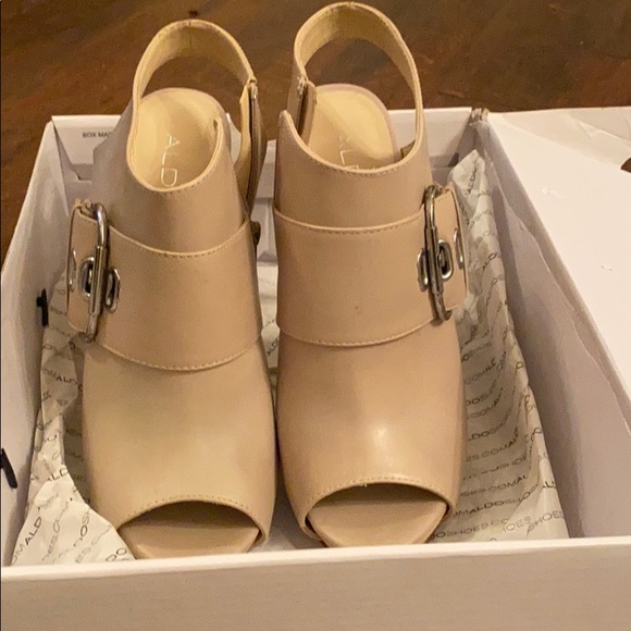 Cream colored heels - Picture 1 of 5